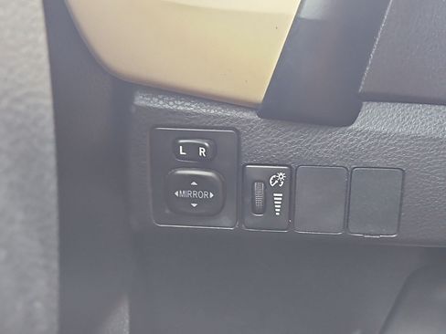Used 2018 Toyota Corolla LE w/ Carpet Mat Package (TMS) FWD image 21