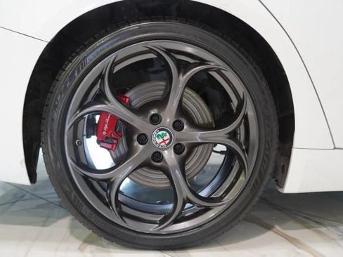 Used 2018 Alfa Romeo Giulia Ti Sport w/ Quick Order Package 22U Sport RWD image 20