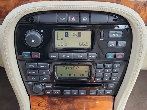 Used 2004 Jaguar XJ8 image 32