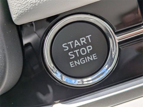 New 2025 Mitsubishi Outlander SE image 32