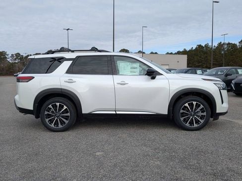 New 2026 Nissan Pathfinder Platinum image 3