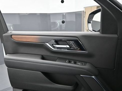 Used 2025 GMC Yukon XL Denali AWD/4WD image 18