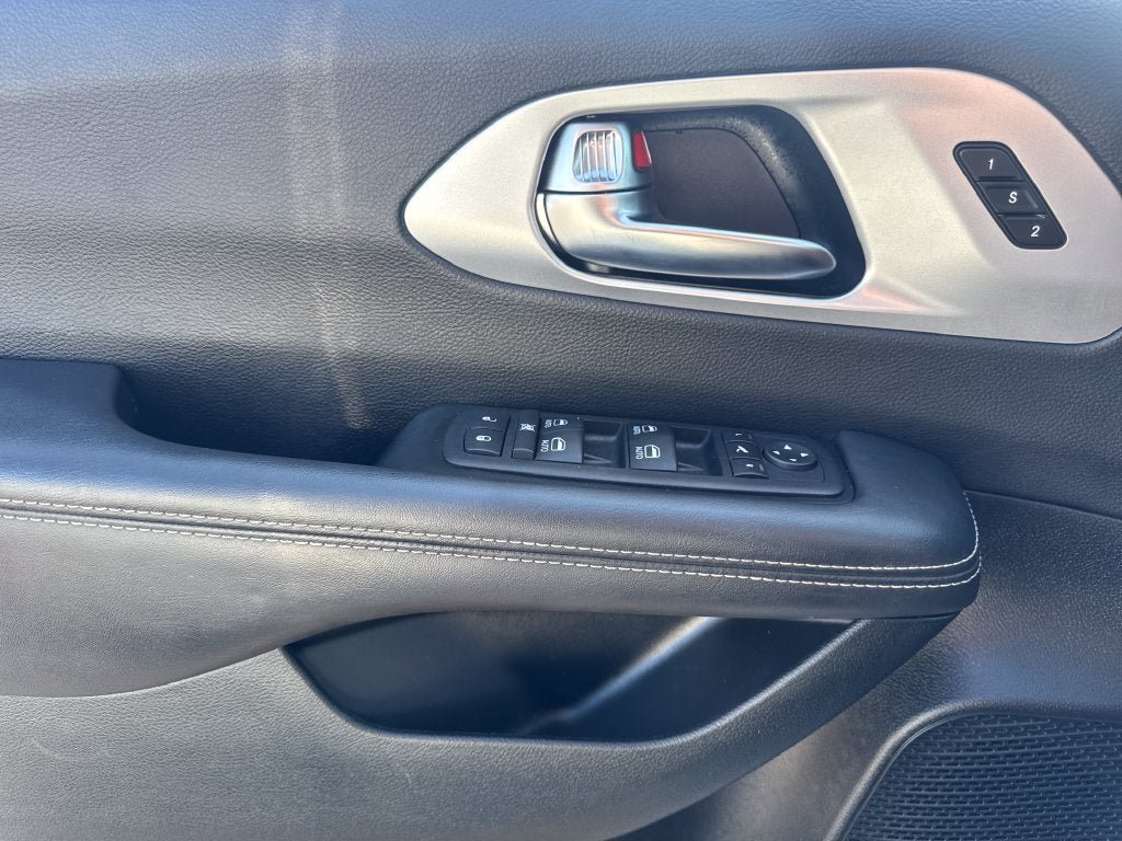 Used 2025 Chrysler Pacifica Limited FWD image 17