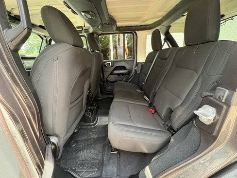 Used 2019 Jeep Wrangler Unlimited Sahara w/ LED Lighting Group AWD/4WD image 25