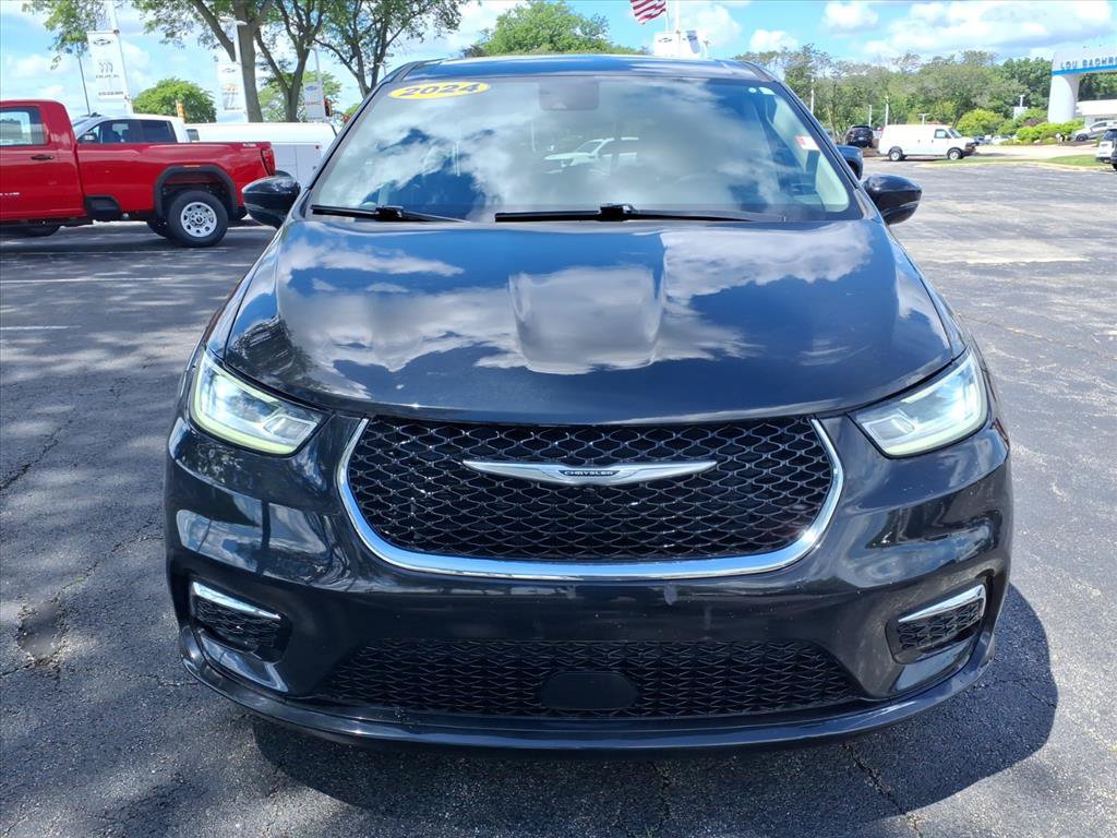 Used 2024 Chrysler Pacifica Touring-L FWD image 2