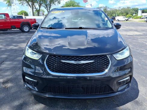 Used 2024 Chrysler Pacifica Touring-L FWD image 2
