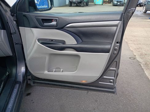 Used 2018 Toyota Highlander Limited Platinum image 27