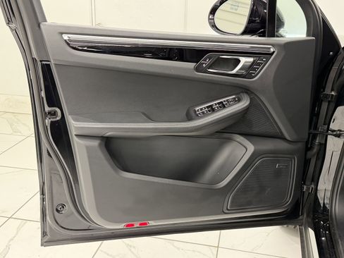 Certified 2025 Porsche Macan image 27