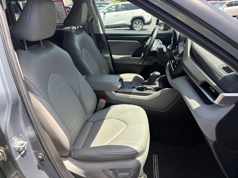 Used 2022 Toyota Highlander XLE FWD image 18