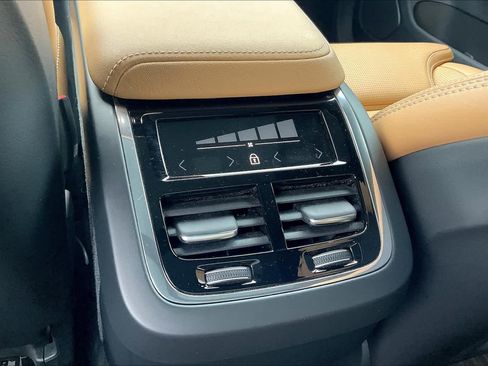 Used 2023 Volvo XC60 B5 Ultimate w/ Protection Package Premier image 38