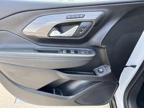 Used 2024 GMC Terrain SLT w/ Elevation Edition image 17