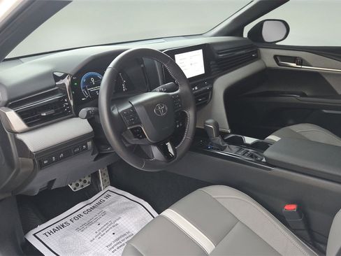 Used 2025 Toyota Camry SE image 22