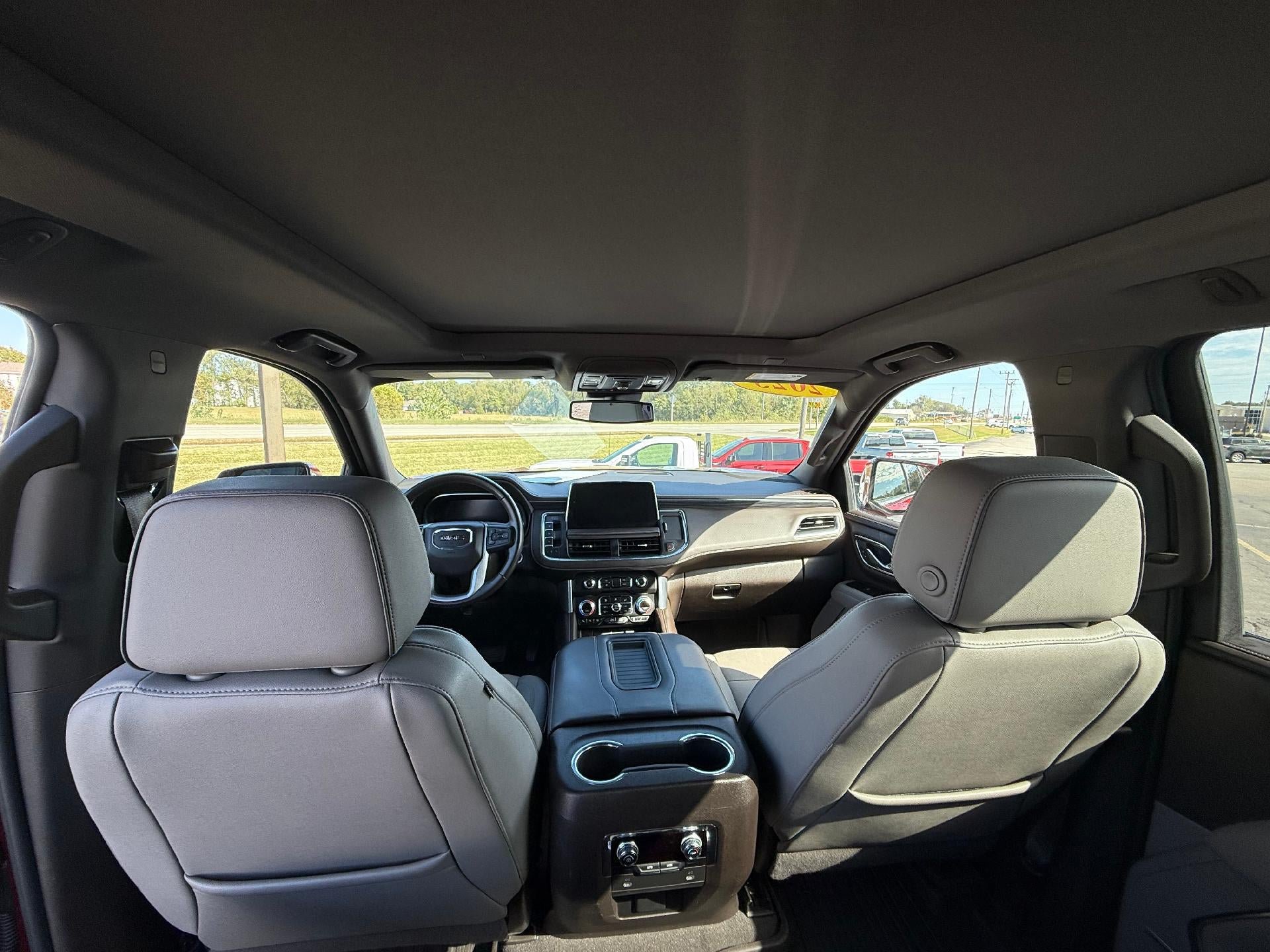 Used 2023 GMC Yukon XL SLT AWD/4WD image 6