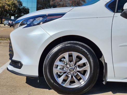 Used 2026 Toyota Sienna XLE image 6