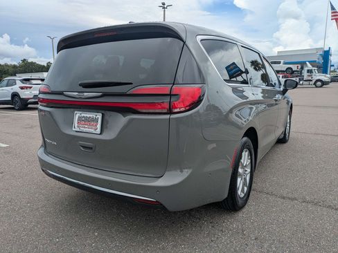 Used 2025 Chrysler Pacifica Select FWD image 3