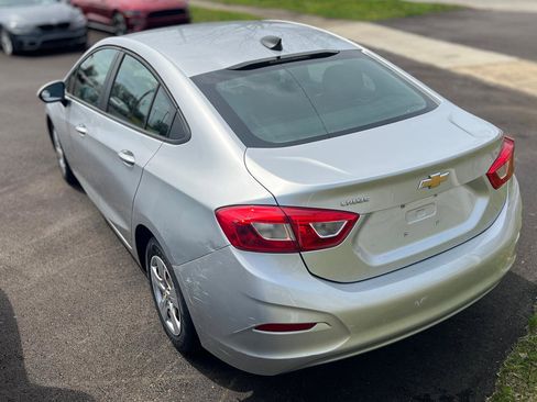 Used 2017 Chevrolet Cruze LS FWD image 13