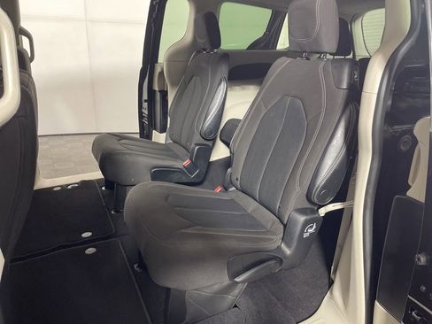Used 2023 Chrysler Voyager LX image 18