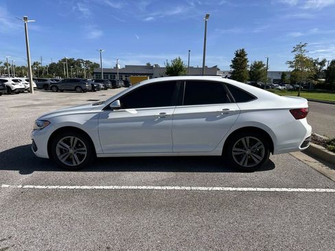 Used 2022 Volkswagen Jetta SE FWD image 2
