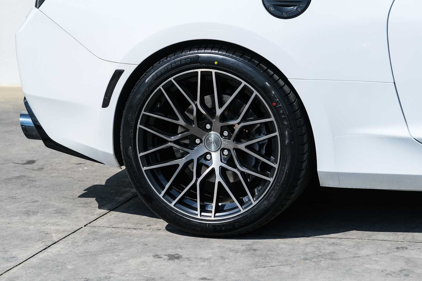 Used 2018 Chevrolet Camaro SS RWD image 9