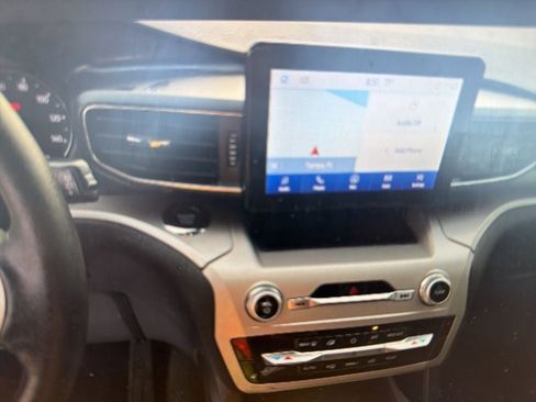 Used 2022 Ford Explorer XLT w/ Equipment Group 202A image 6