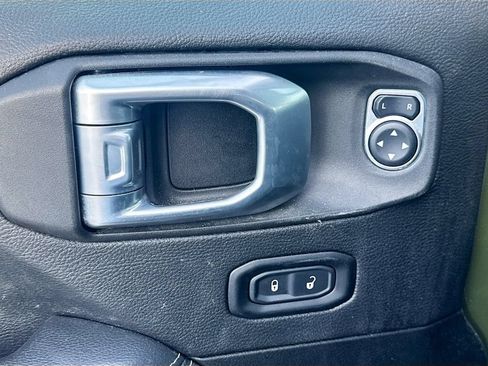 Used 2022 Jeep Wrangler Unlimited Sahara w/ Cold Weather Group AWD/4WD image 19