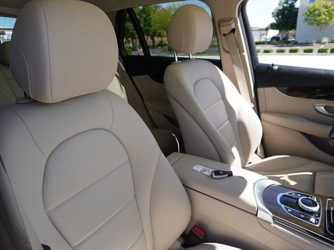 Used 2019 Mercedes-Benz GLC 300 4MATIC image 17