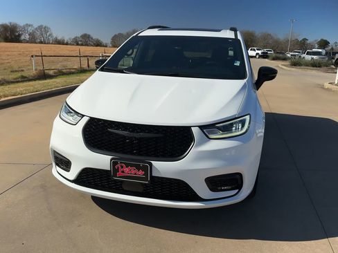 Used 2025 Chrysler Pacifica Limited image 4