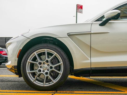 Used 2021 Aston Martin DBX image 4