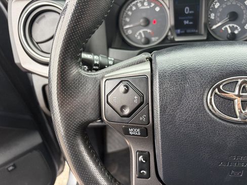 Used 2017 Toyota Tacoma TRD Sport AWD/4WD image 25