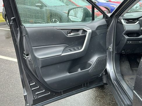 Used 2021 Toyota RAV4 XLE w/ Convenience Package image 8