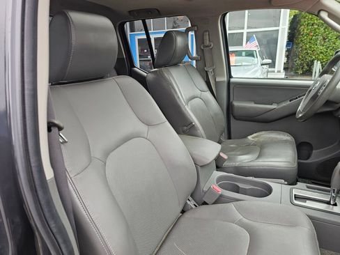 Used 2010 Nissan Frontier LE w/ LE Value Truck Pkg AWD/4WD image 12
