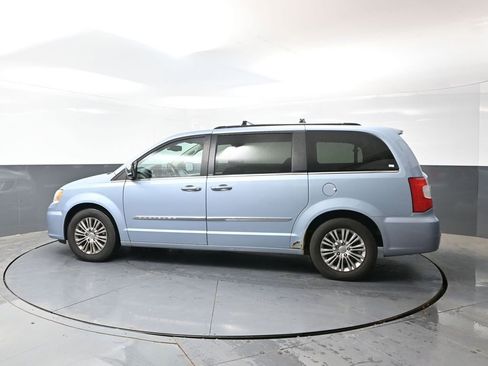 Used 2013 Chrysler Town & Country Touring-L w/ Driver Convenience Group FWD image 10