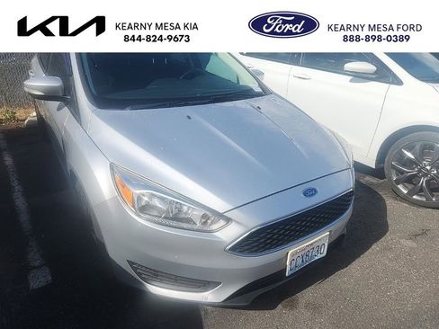 Used 2016 Ford Focus SE FWD image 1