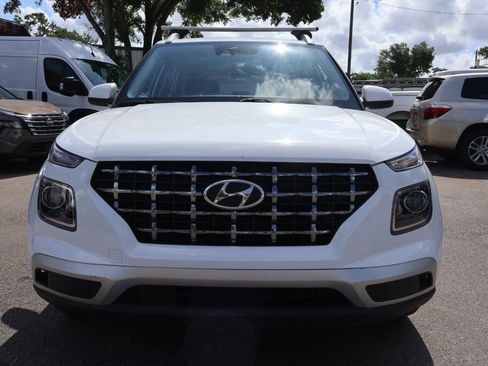 Used 2022 Hyundai Venue SEL FWD image 2