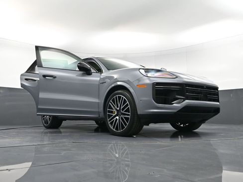 Certified 2025 Porsche Cayenne Turbo image 38