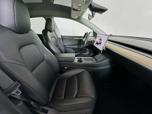 Used 2023 Tesla Model Y Long Range image 31