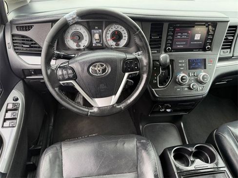 Used 2018 Toyota Sienna SE image 12