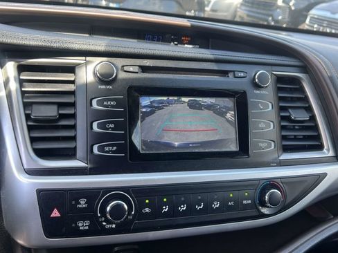Used 2017 Toyota Highlander LE AWD/4WD image 25