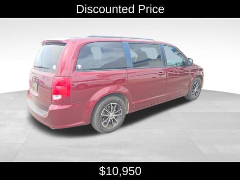 Used 2018 Dodge Grand Caravan SXT w/ Blacktop Package FWD image 3