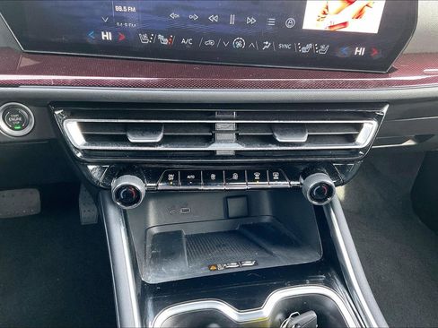 Used 2025 Chevrolet Traverse RS image 15