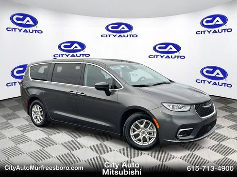 Used 2023 Chrysler Pacifica Touring-L image 1