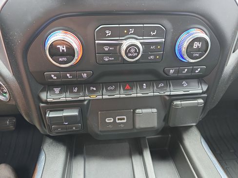 Used 2022 GMC Sierra 2500 SLT w/ SLT Premium Package AWD/4WD image 28