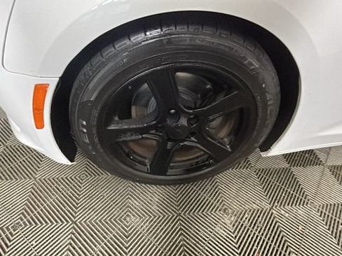 Used 2016 Chevrolet Camaro LT RWD image 9