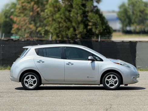 Used 2012 Nissan Leaf SL w/ Recycling/Organizational Pkg FWD image 7