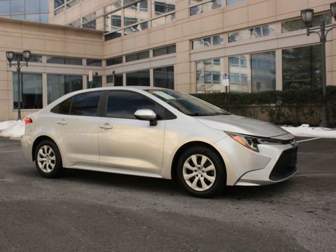 Used 2021 Toyota Corolla LE image 2