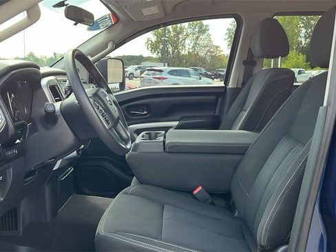Used 2017 Nissan Titan SV image 8