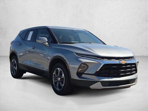 Used 2025 Chevrolet Blazer LT FWD image 3