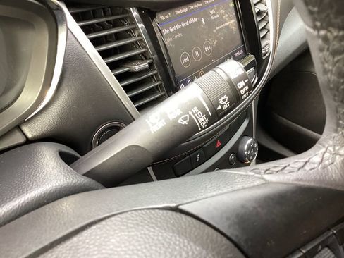 Used 2021 Chevrolet Trax LT w/ Premium Seat Package image 47