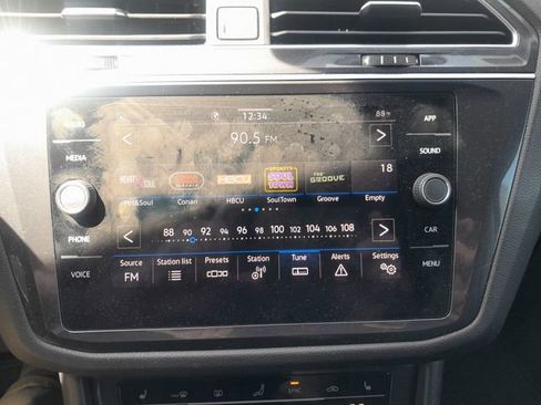 Used 2022 Volkswagen Tiguan SE image 10