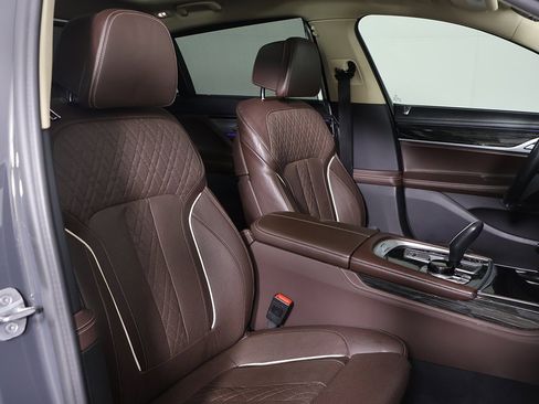 Used 2021 BMW 740i xDrive w/ Premium Package image 33